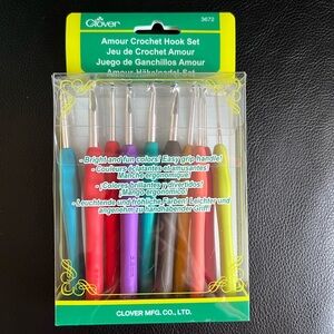 Clover 3672 Amour Crochet Hook Set, 10 Sizes Ergonomic Comfort Grip Handles NEW